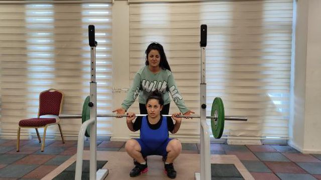 Halterci kız kardeşler lastik ve kütükle Türkiye şampiyonasına hazırlanıyor