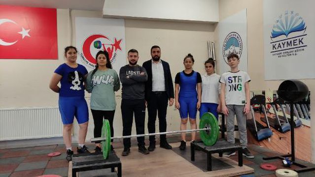 Halterci kız kardeşler lastik ve kütükle Türkiye şampiyonasına hazırlanıyor