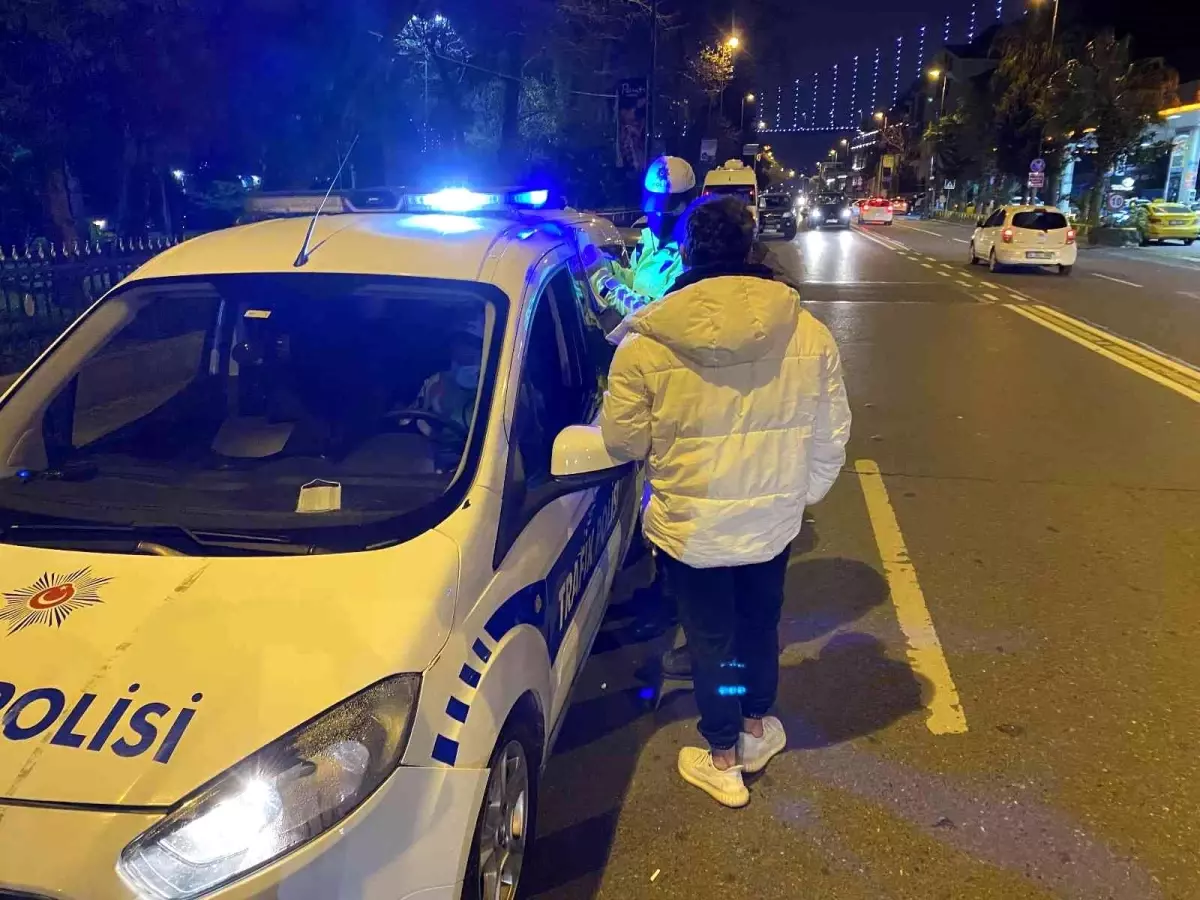 Karantinada olması gereken evli çift, yılbaşı için dışarı çıkarken polise yakalandı