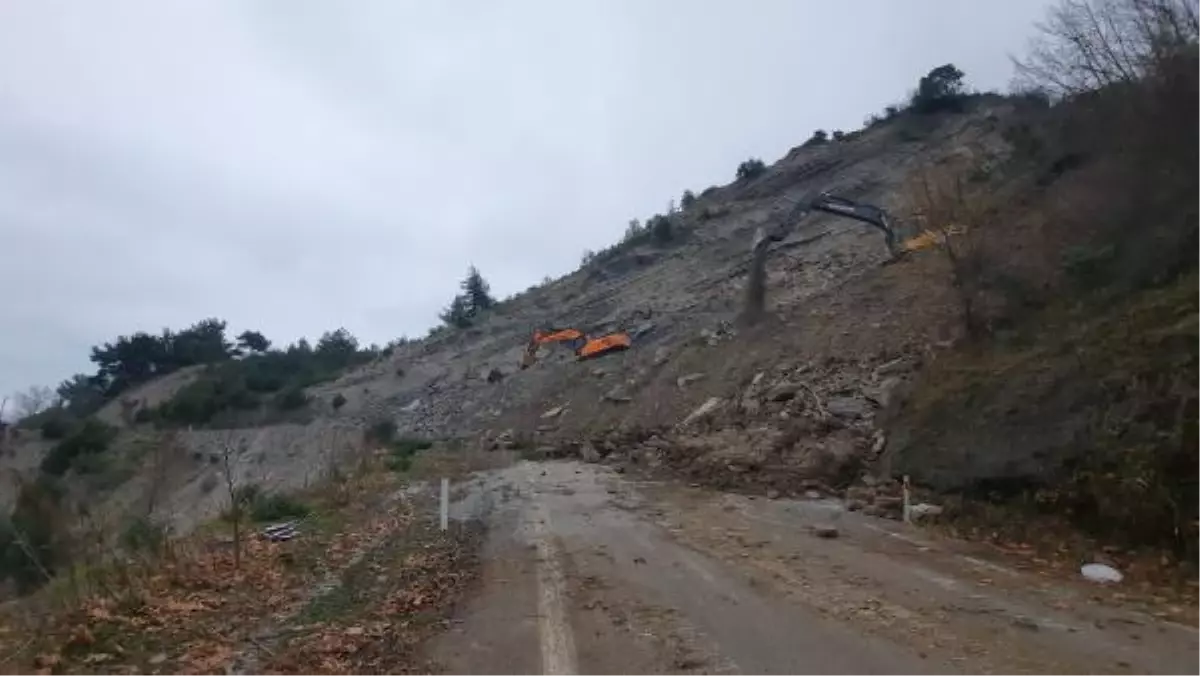 KASTAMONU\'DA SAHİL YOLUNDA İKİNCİ HEYELAN