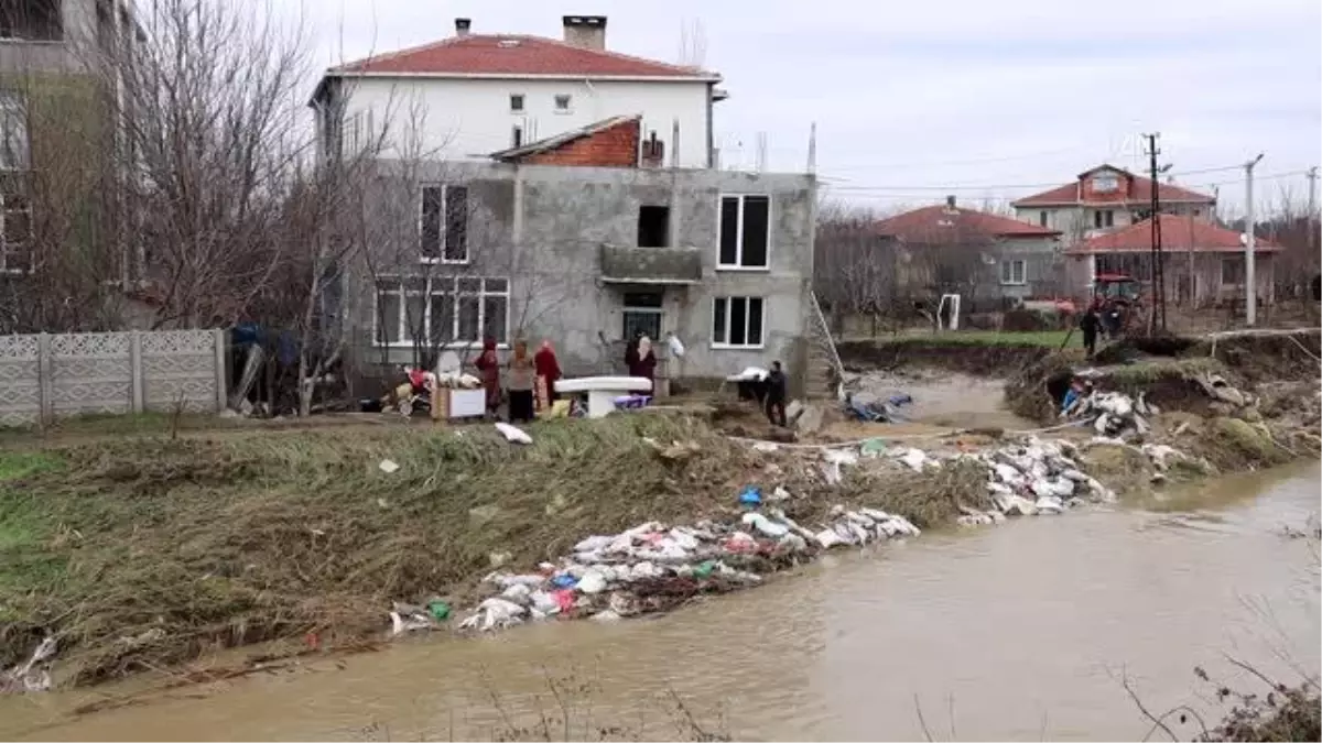 Son dakika... KIRKLARELİ - Taşkın bölgesinde yıkılma kararı alınan binalardaki eşyalar boşaltılıyor