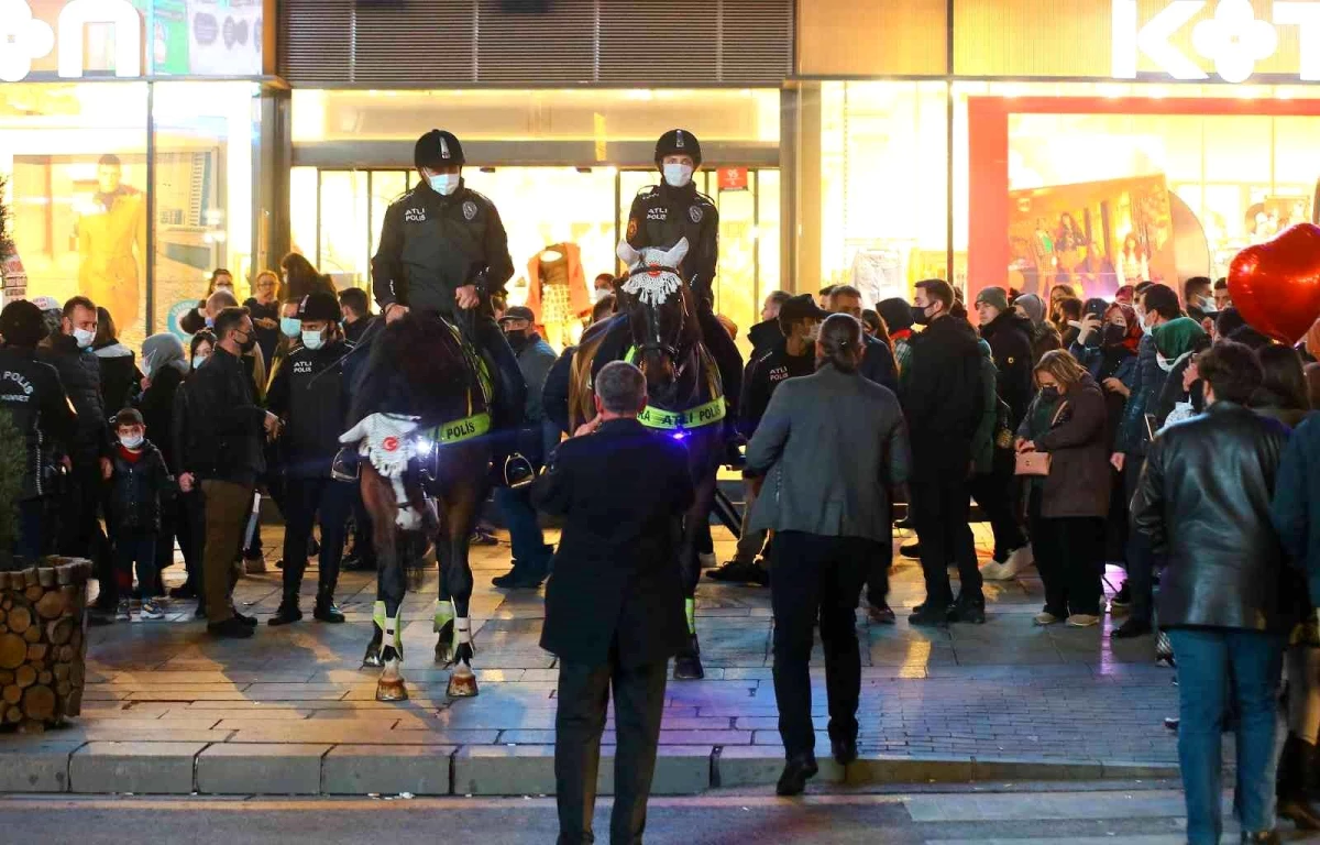 Kızılay\'da yılbaşı kutlamalarında güvenliği atlı ve köpekli polisler sağladı