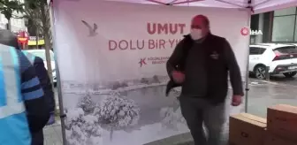 Küçükçekmece'de yılbaşı için vatandaşlara özel gıda paketi dağıtıldı