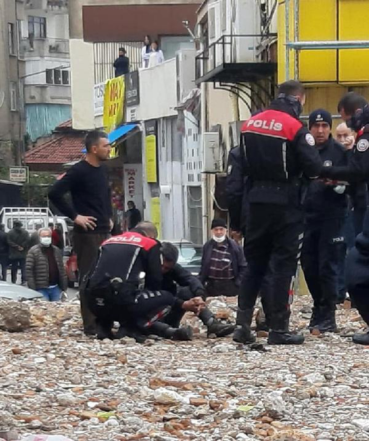 Kuyumcu dükkanından bilezik çalan şüpheliyi peşine düşüp yakaladılar