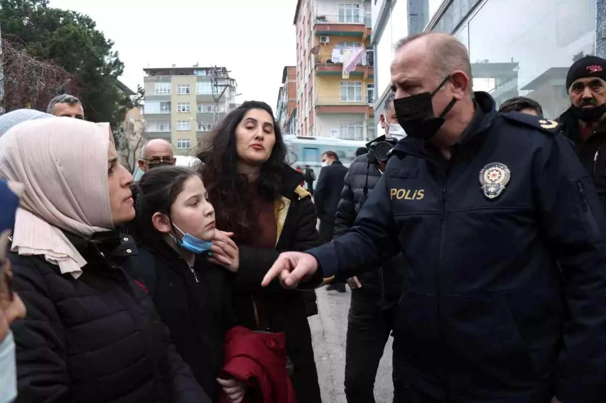 Mahalleli yol kapattı, polis "Suç işlemeyin" diye uyardı