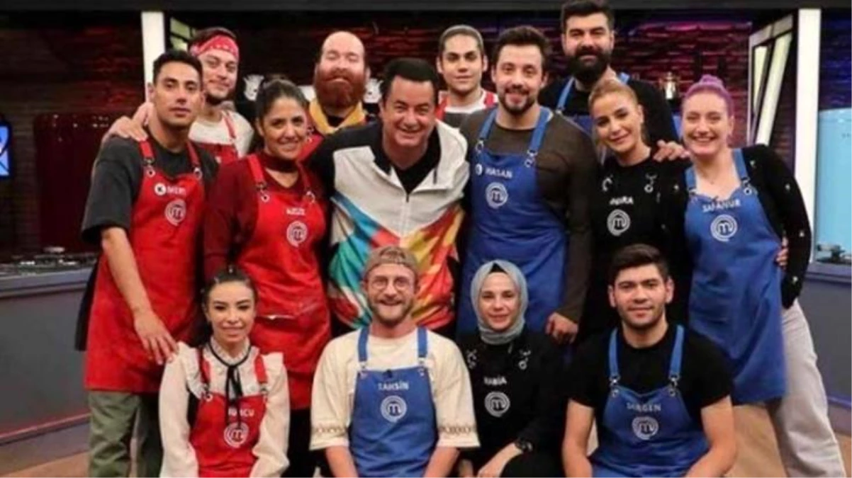 MasterChef\'te yarışan Burcu Önal\'ın eşiyle dudak dudağa pozları sosyal medyanın diline düştü