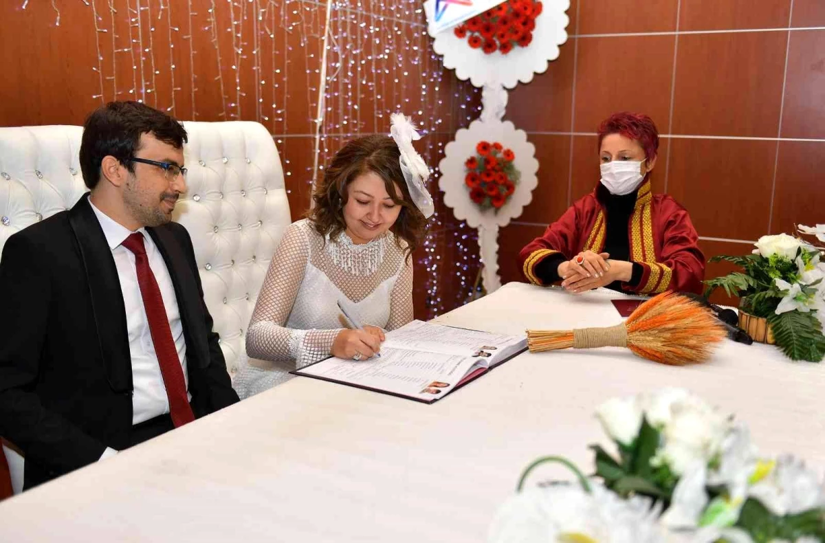 Mersin\'de 2021\'in bininci nikahını fenomen nikah memuru kıydı