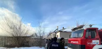 Muradiye'de odunluk yangını