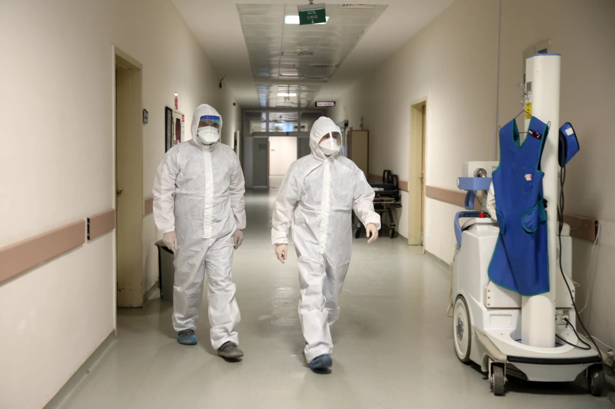 Doktorlar hastalara \'nefes\' olabilmek için yeni yıla hastanede giriyor