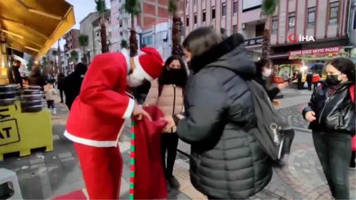 Noel Baba kostümü ile dışarı çıktı, gördüğü çocuklara hediye dağıttı