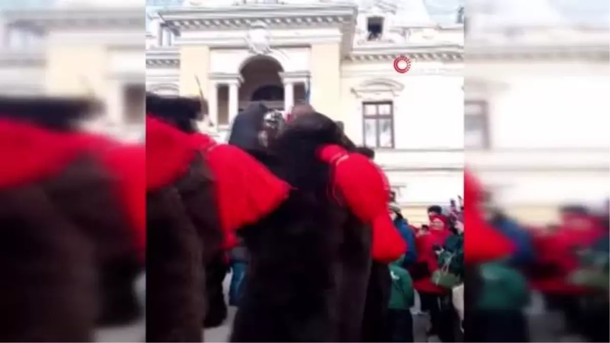 Romanya\'da ayı kostümlü geleneksel yılbaşı kutlaması