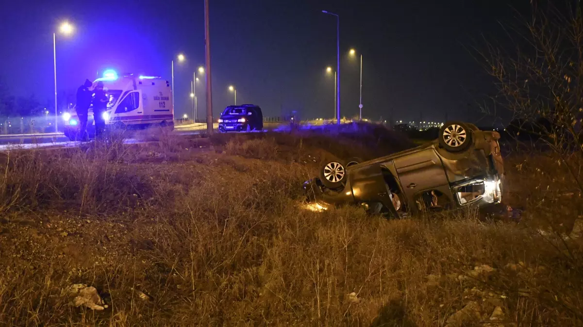 Hafif ticari araç şarampole devrildi, 3 kişi yaralandı