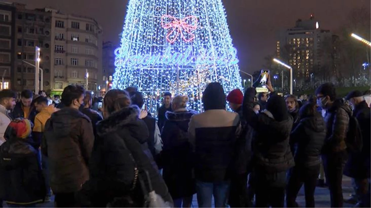 Yılbaşına saatler kala Taksim\'de hareketlilik! İstiklal Caddesi\'ne akın var