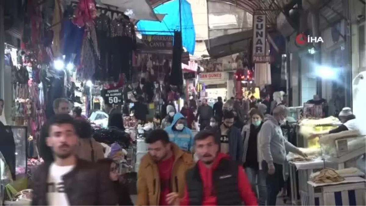 Tarihi Uzun Çarşısı'nda yeni yıl yoğunluğu yaşanıyor