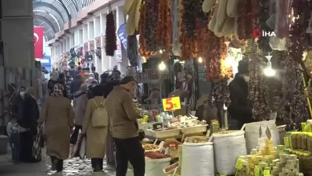 Tarihi Uzun Çarşısı'nda yeni yıl yoğunluğu yaşanıyor