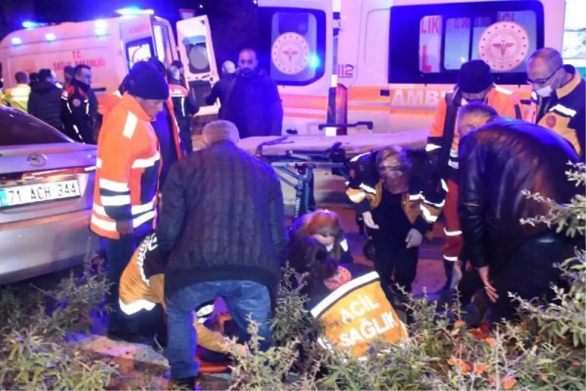 Trafik kazasının ardından yolu temizleyen işçilere otomobil çarptı: 2 yaralı