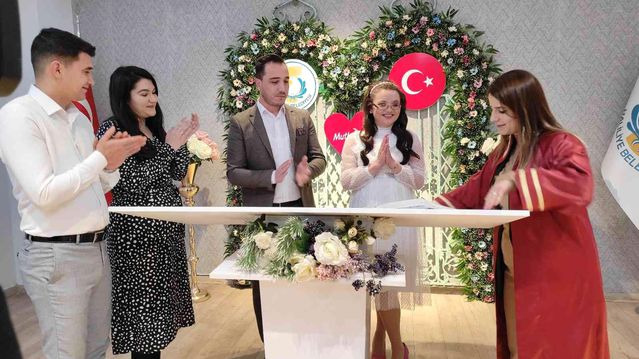 Türk ve Alman çift 2021 yılın son saatlerinde hayatlarını birleştirdi