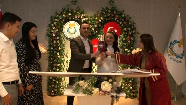 Türk ve Alman çift 2021 yılın son saatlerinde hayatlarını birleştirdi