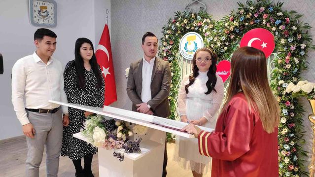 Türk ve Alman çift 2021 yılın son saatlerinde hayatlarını birleştirdi