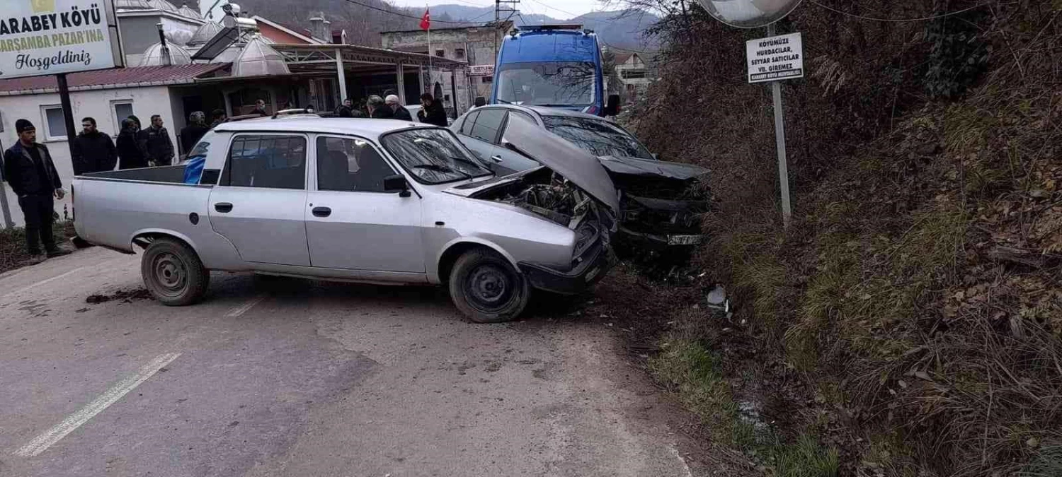 Türkeli\'de iki otomobil çarpıştı: 2 yaralı