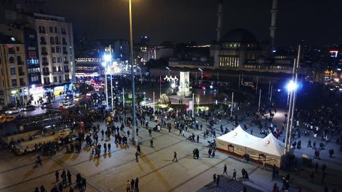 Yeni yıla saatler kala Taksim Meydanı havadan görüntülendi