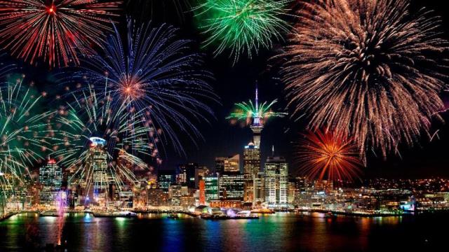 Yeni Zelanda 2022'ye girdi! Yeni yılı hafif fişek gösterileriyle karşıladılar