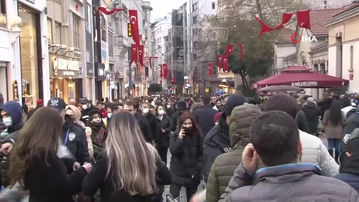 İstiklal Caddesi\'nde yılbaşı yoğunluğu