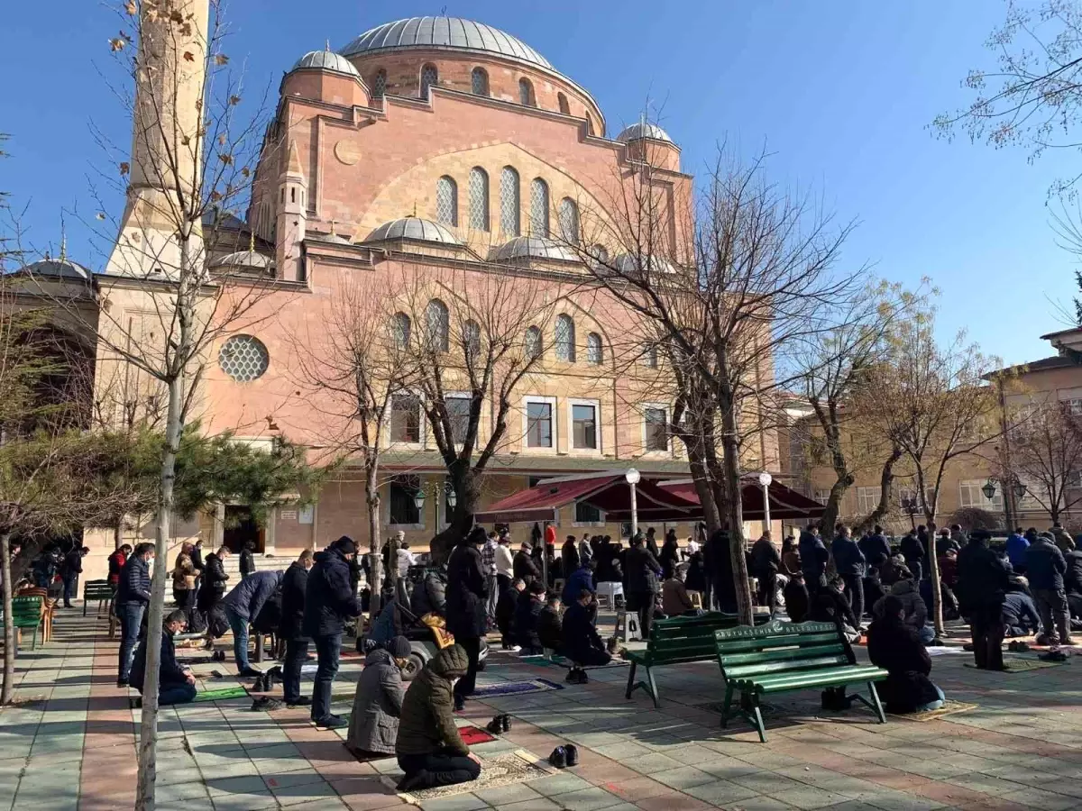 Yılın son Cuma namazında yoğunluk