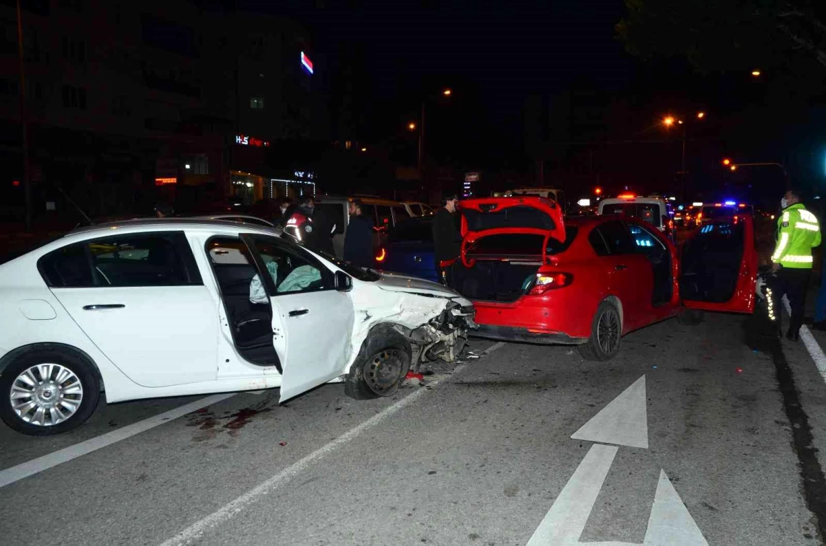 Antalya\'da 5 aracın karıştığı zincirleme kaza: 2 yaralı