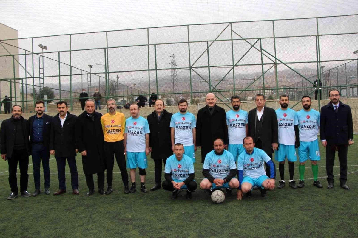 Bakan Soylu, maçın başlama vuruşunu yaptı