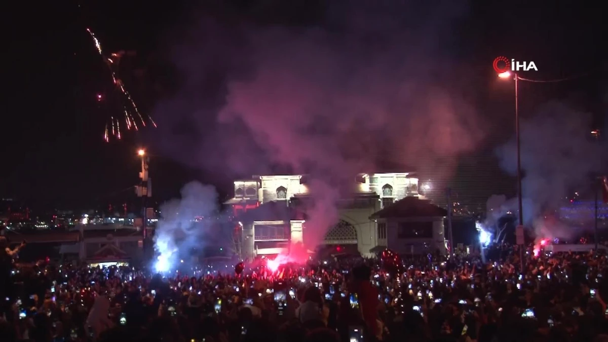 Beşiktaş\'ta vatandaşlar Edis konseri ile yeni yıla girdi