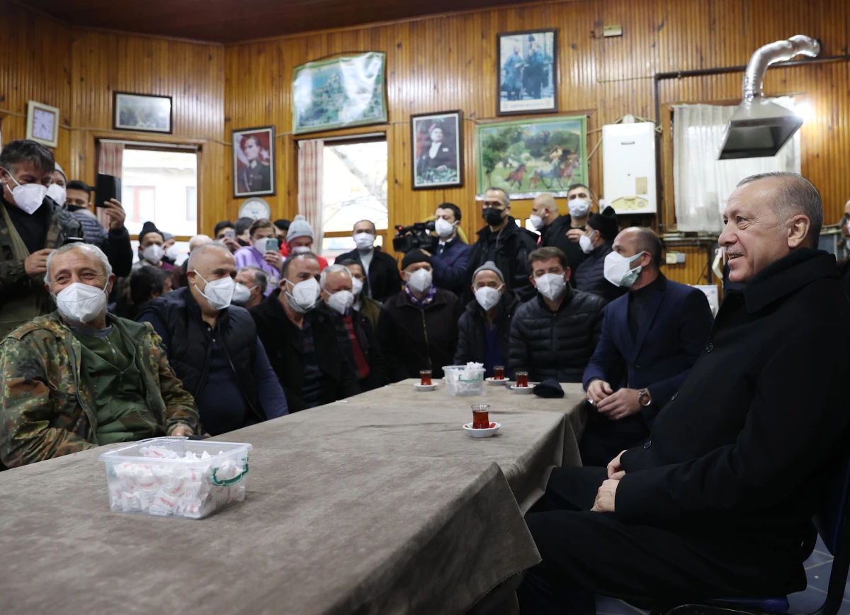 Erdoğan, çay içtiği kıraathanede vatandaşlarla sohbet etti