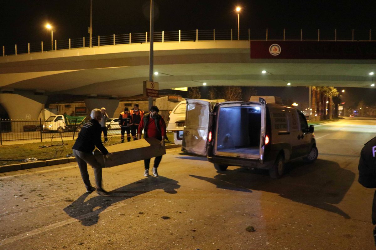 Denizli\'de ağaca çarpan minibüsteki 3 kişi öldü, 2 kişi yaralandı