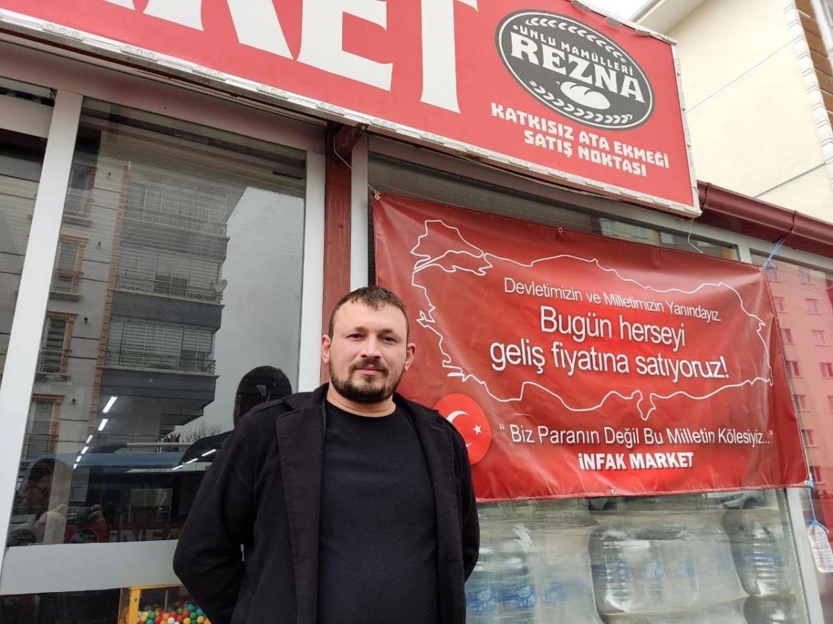 \'Devletimizin ve milletimizin yanındayız\' diyen esnaf, marketindeki her şeyi maliyetine satıyor