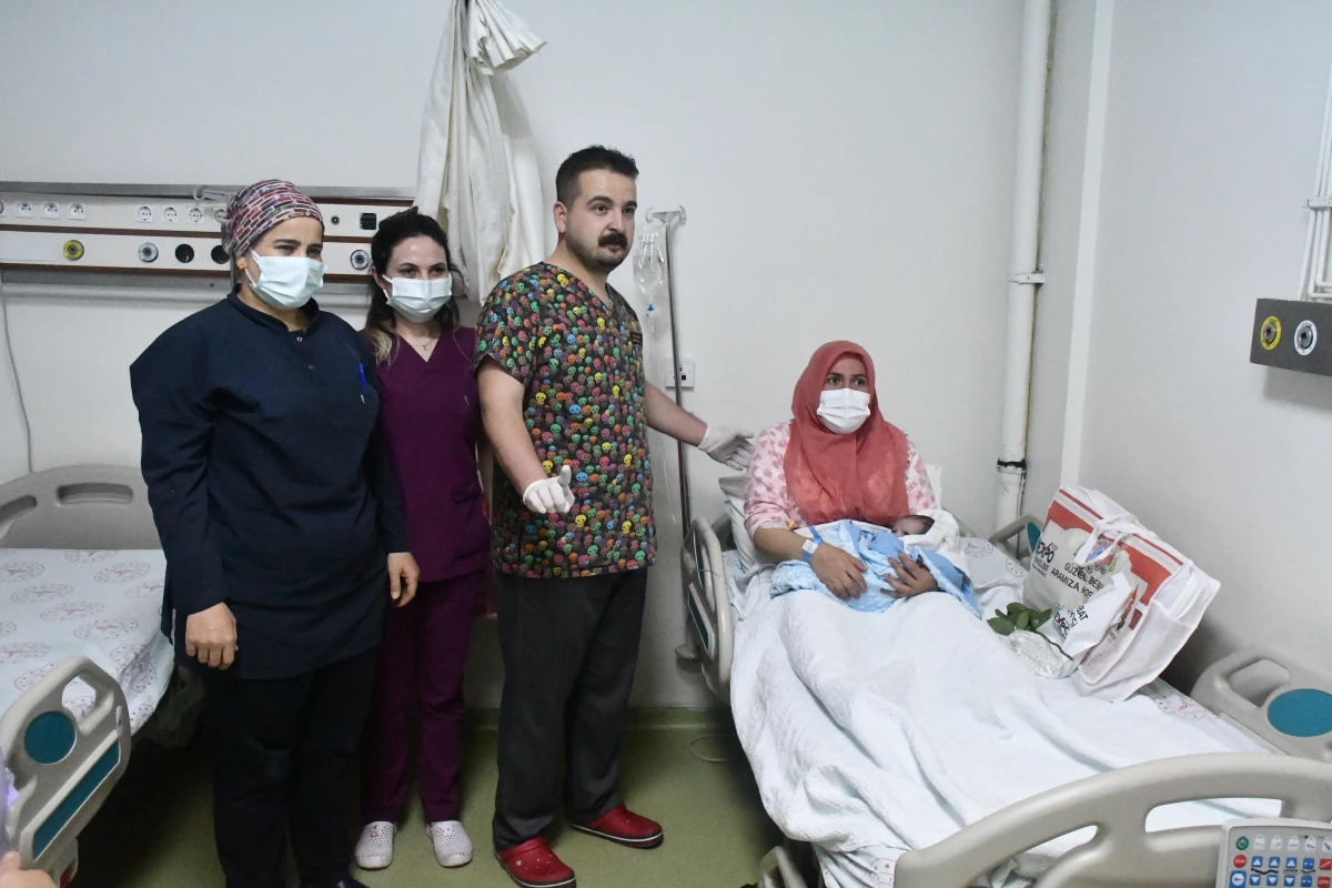 Son dakika haber! Gaziantep Valisi Davut Gül, Cengiz Gökçen Kadın, Doğum ve Çocuk Hastalıkları Hastanesi\'nde yeni yılın ilk dakikalarında 3,5 kilogram dünyaya gelen ve...