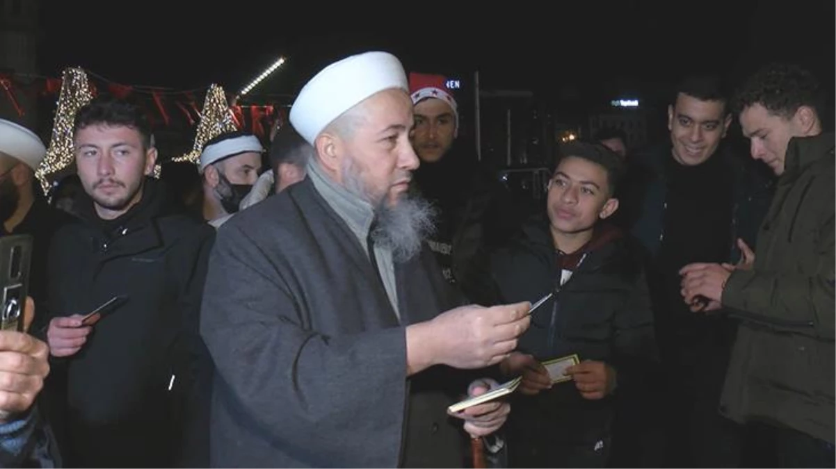 "Tebliğciler" Taksim\'de! Yeni yıl kutlamalarına katılan vatandaşlara bildiri dağıttılar