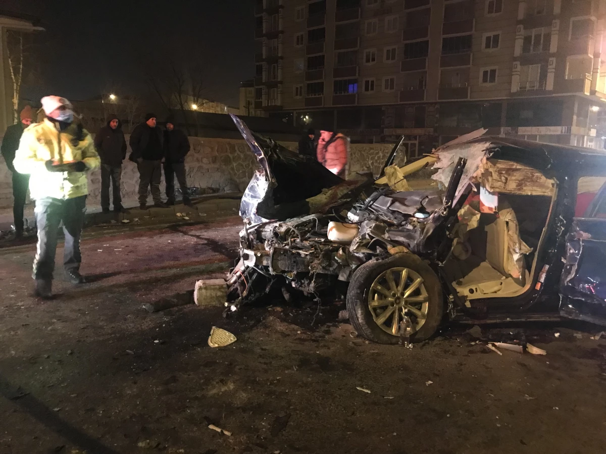 Kars\'ta bahçe duvarına çarpan otomobildeki 4 kişi öldü
