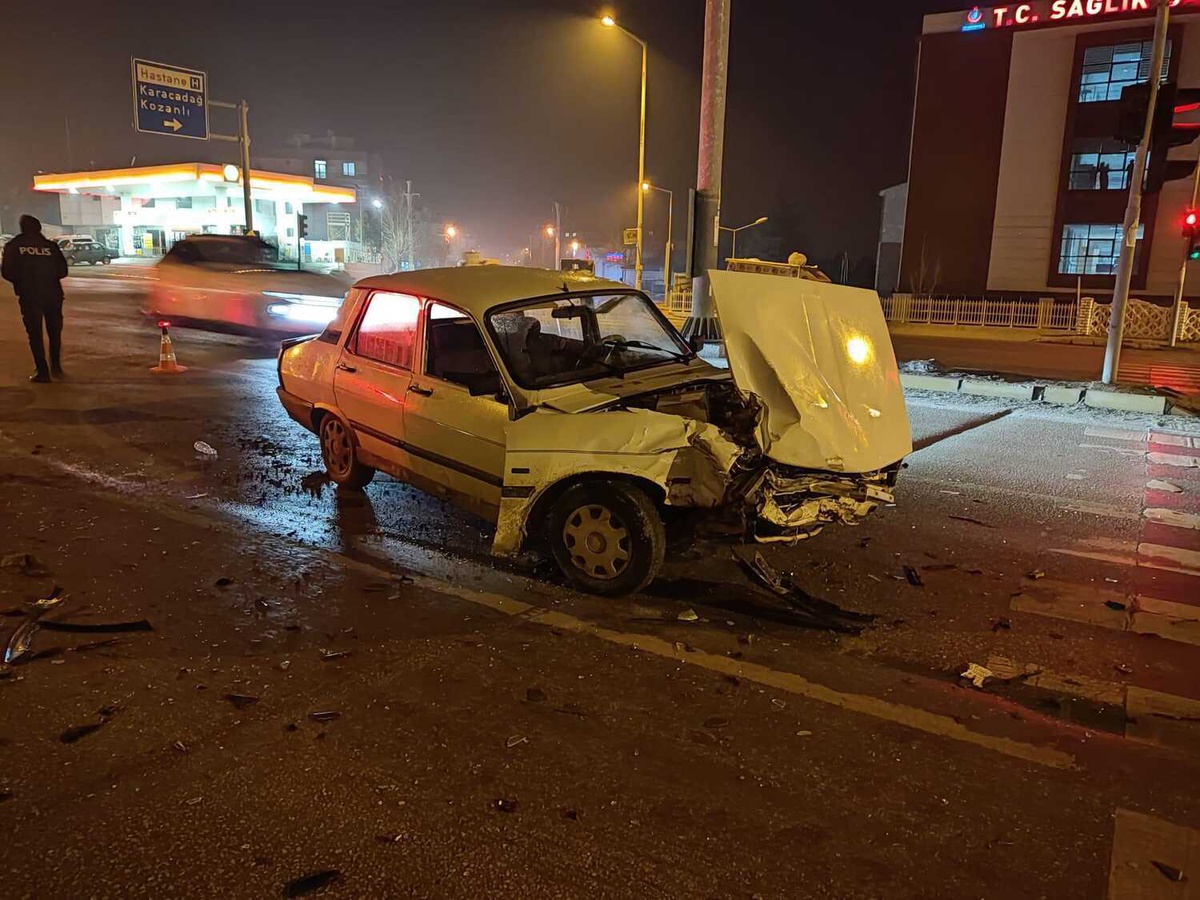 Son dakika haberleri: Konya\'da 2 otomobilin çarpıştığı kazada 4 kişi yaralandı