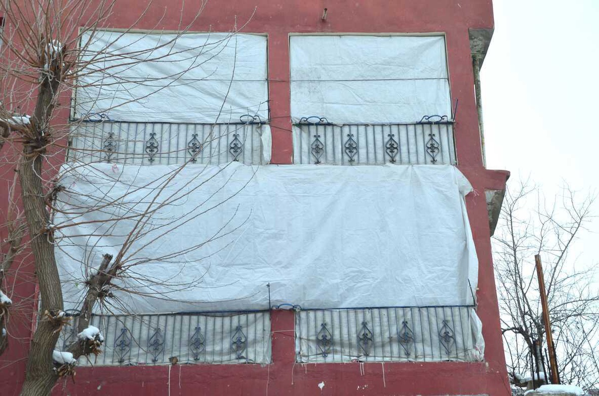 Muşlular soğuğa karşı balkon ve pencerelerini brandayla kapattı