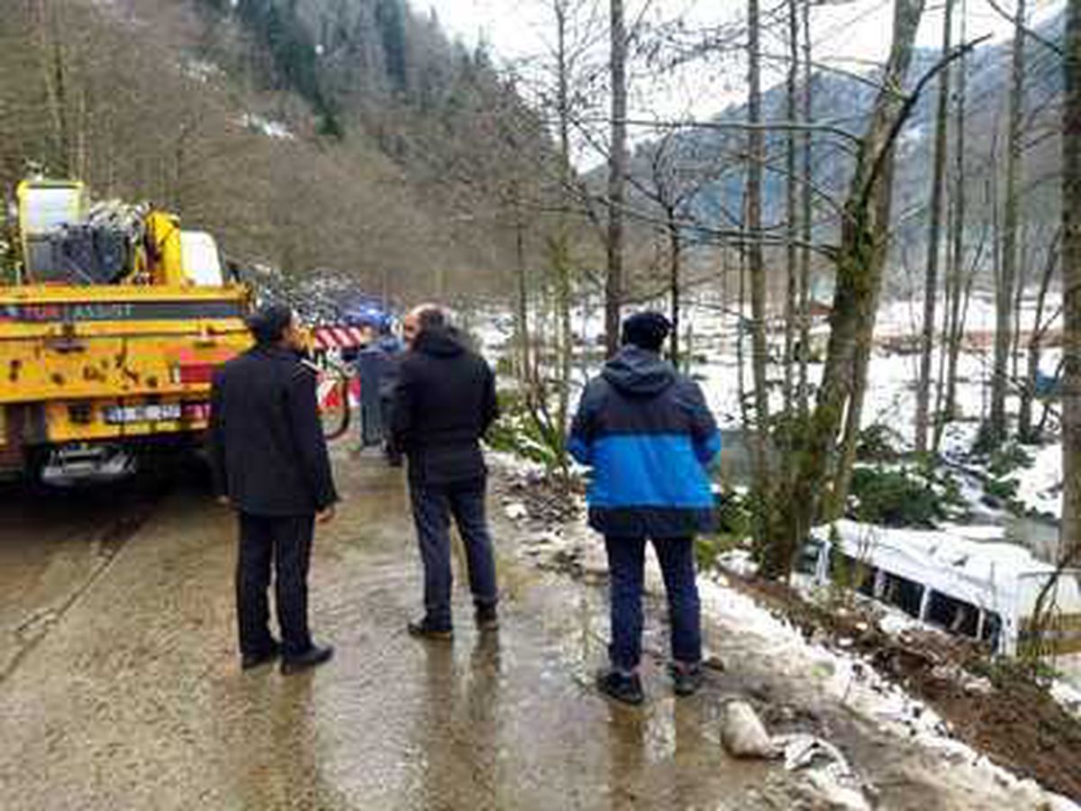 Rize\'de tur minibüsü devrildi: 7 yaralı