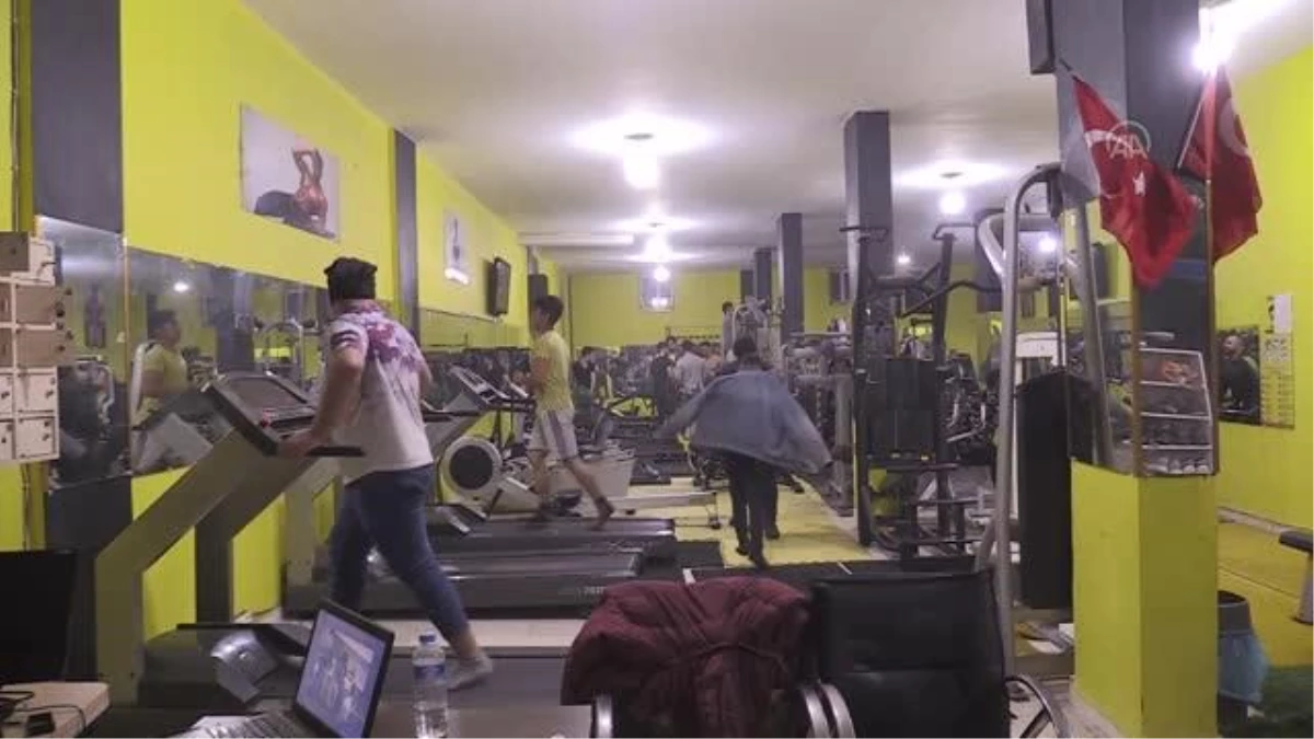 ŞANLIURFA - Suriyeli vücut geliştirme antrenörünün hedefi şampiyonlar yetiştirmek