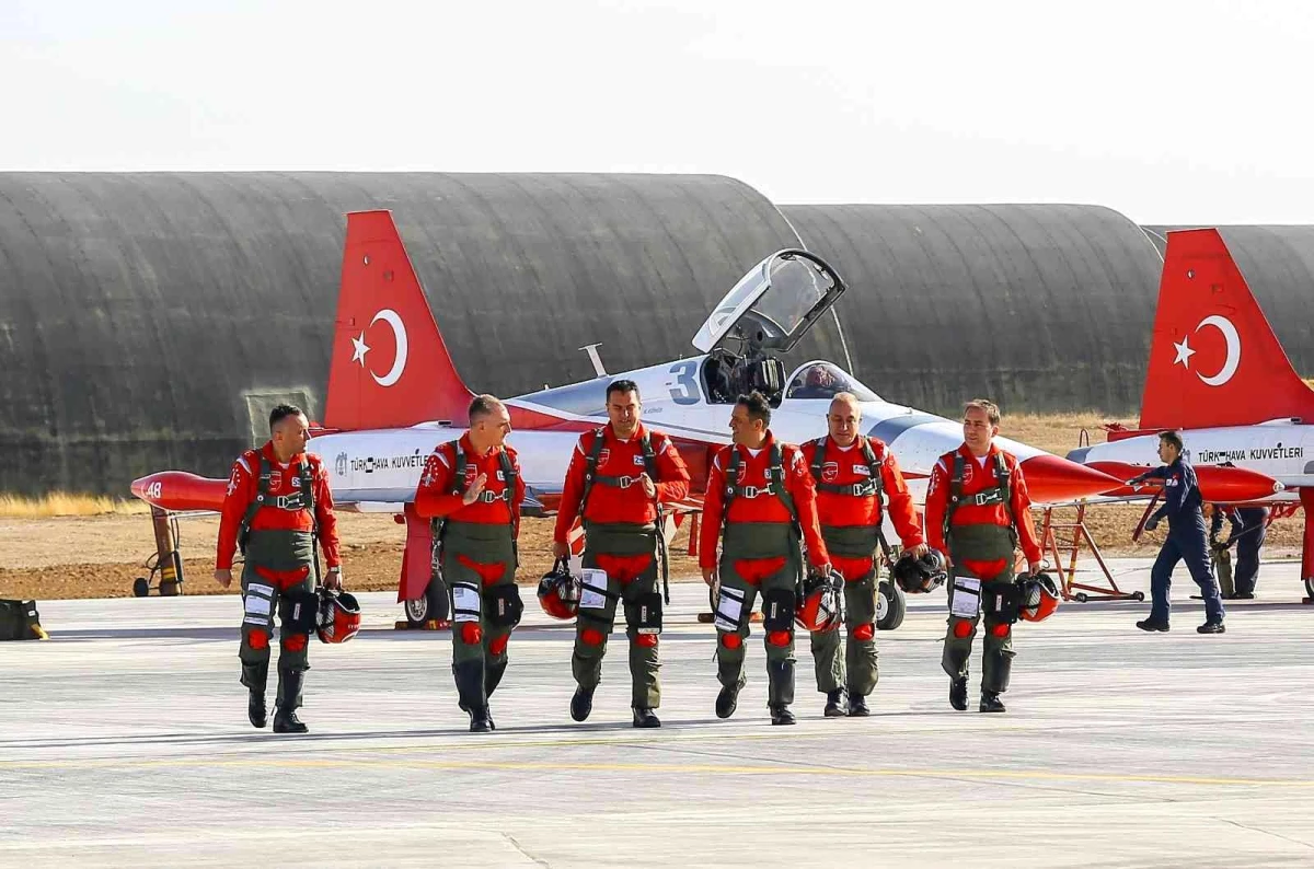 Türkiye\'nin hava akrobasi timi "Türk Yıldızları" kapılarını İHA\'ya açtı