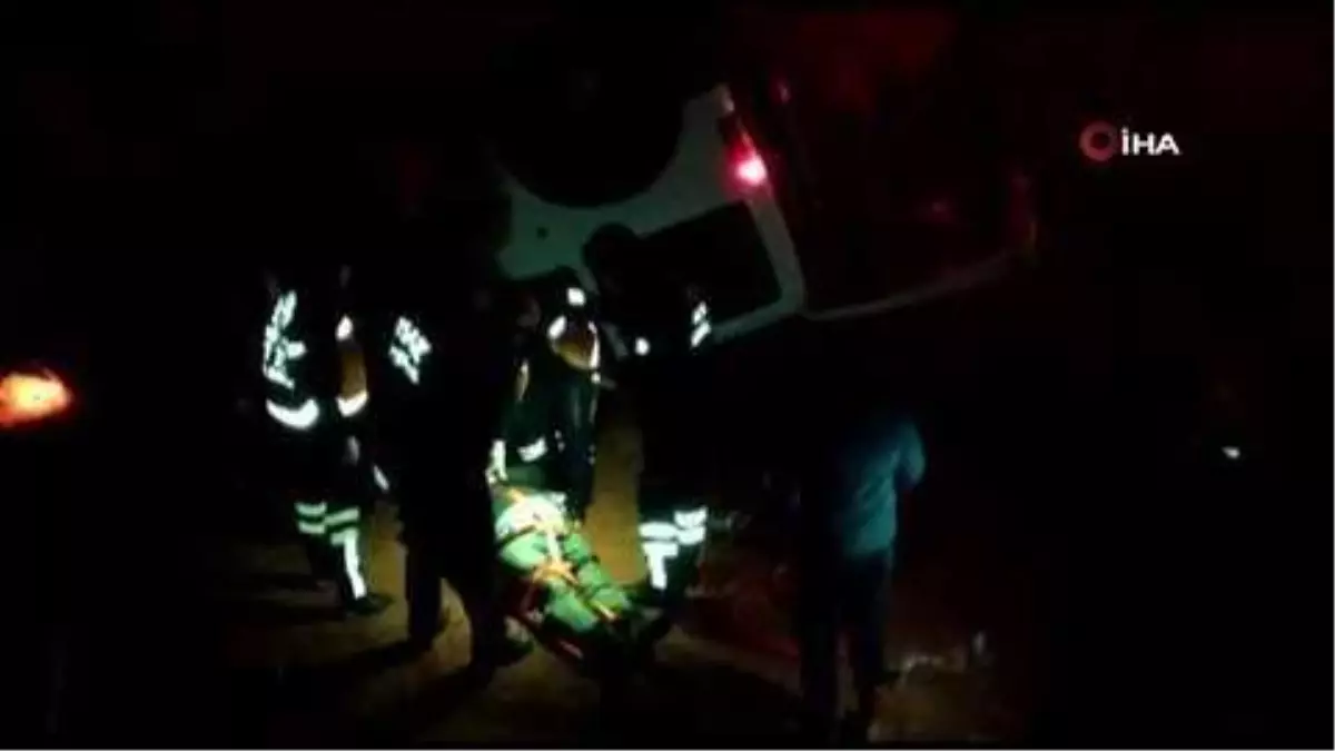 Uşak\'ta çukura düşen araç sürücüsü yaralandı