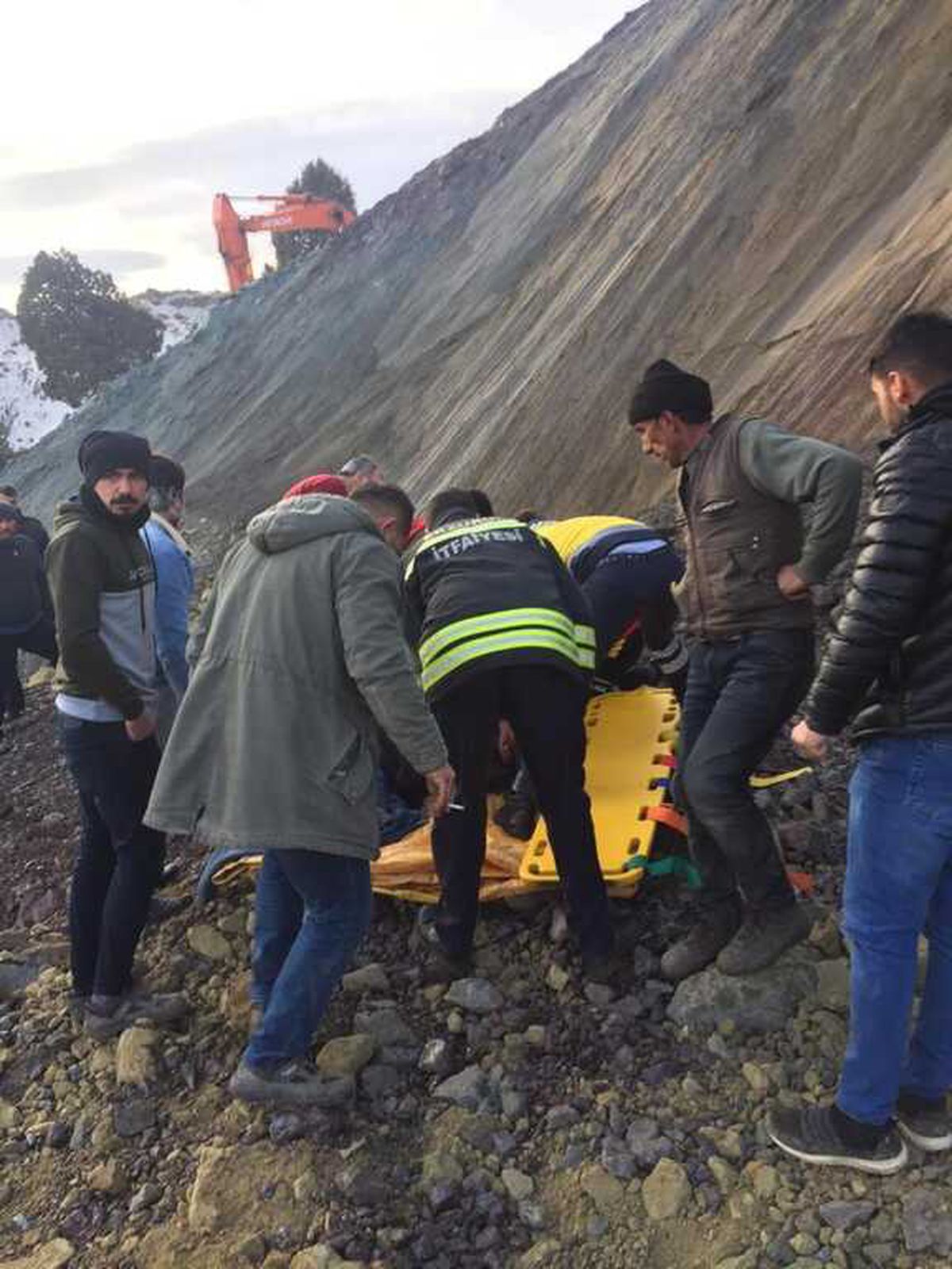 Erzurum\'da şarampole devrilen kamyonun sürücüsü yaralandı