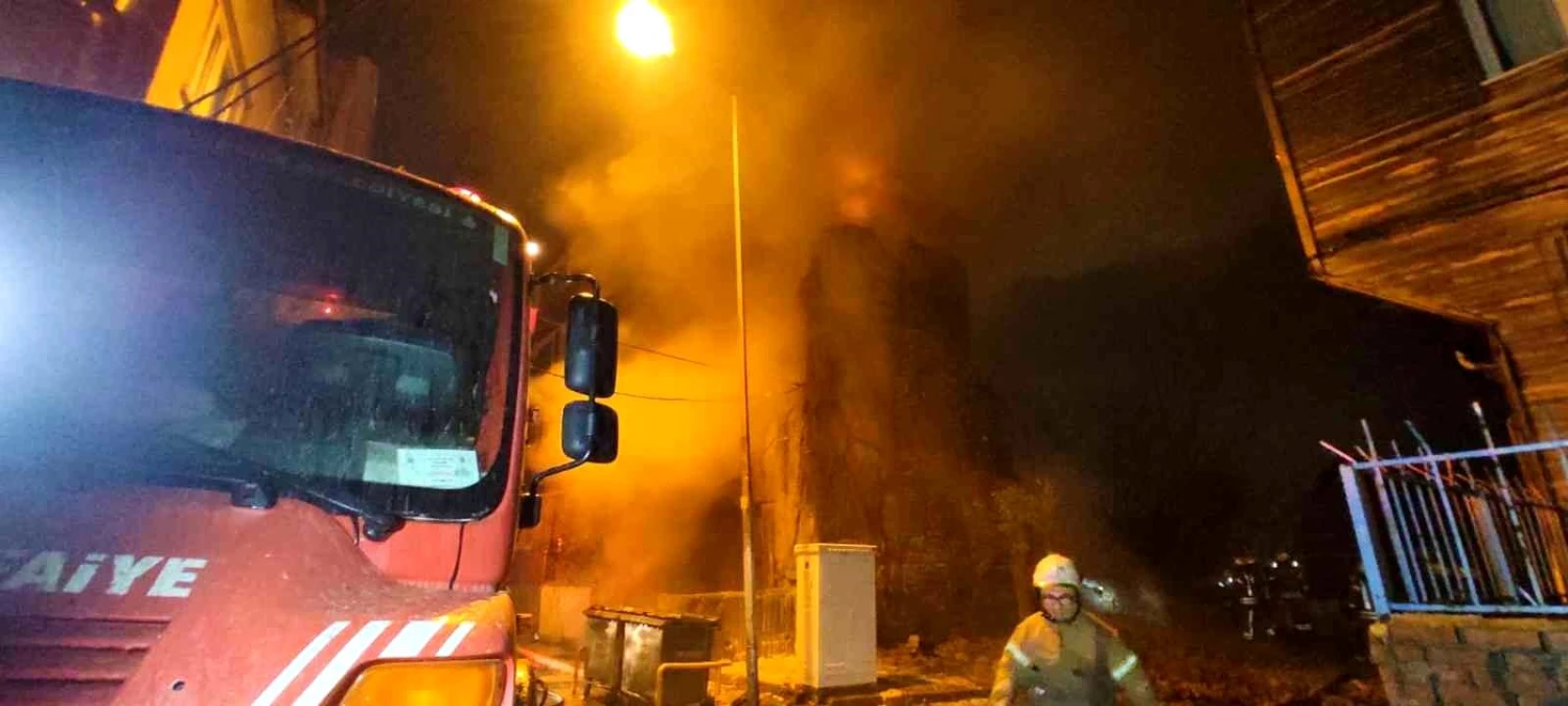 Fatih\'te korkutan yangın: Metruk binada çıkan yangın 3 binaya sıçradı
