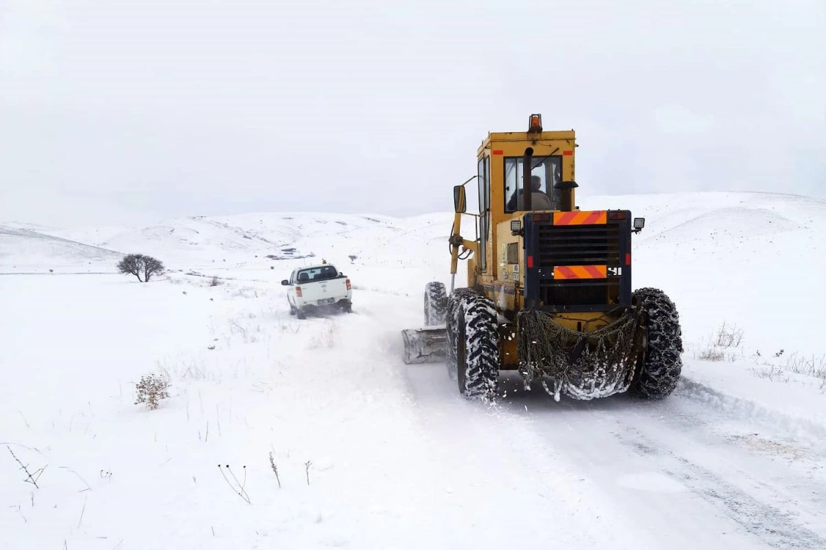 Gümüşhane\'de 62 köy yolu kardan ulaşıma kapandı