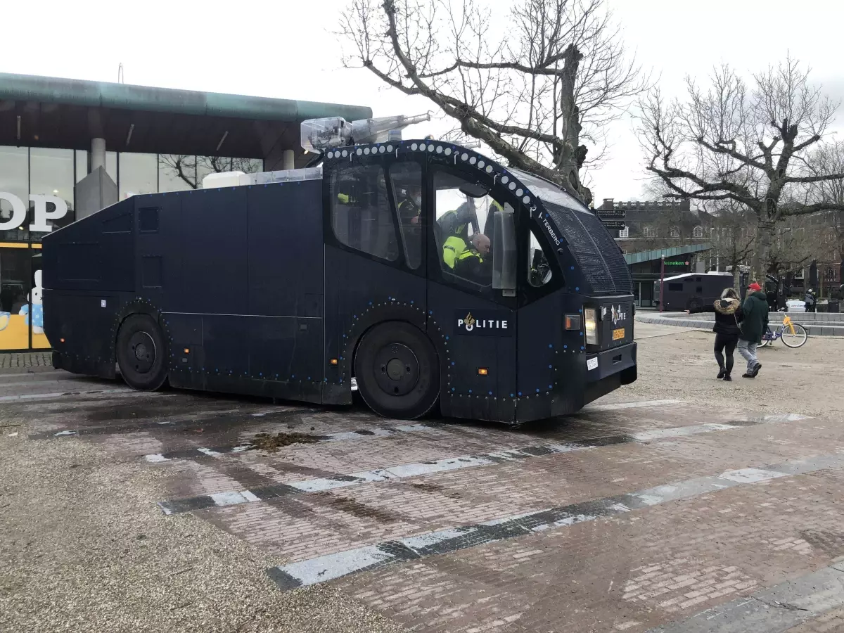 AMSTERDAM - Hollanda\'da yasaklara rağmen Kovid-19 kısıtlamaları protesto edildi