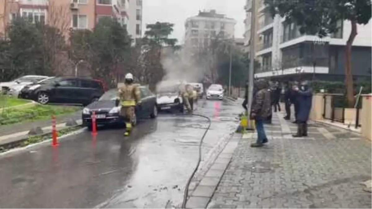 Kadıköy\'de seyir halindeyken yanan araç kullanılamaz hale geldi