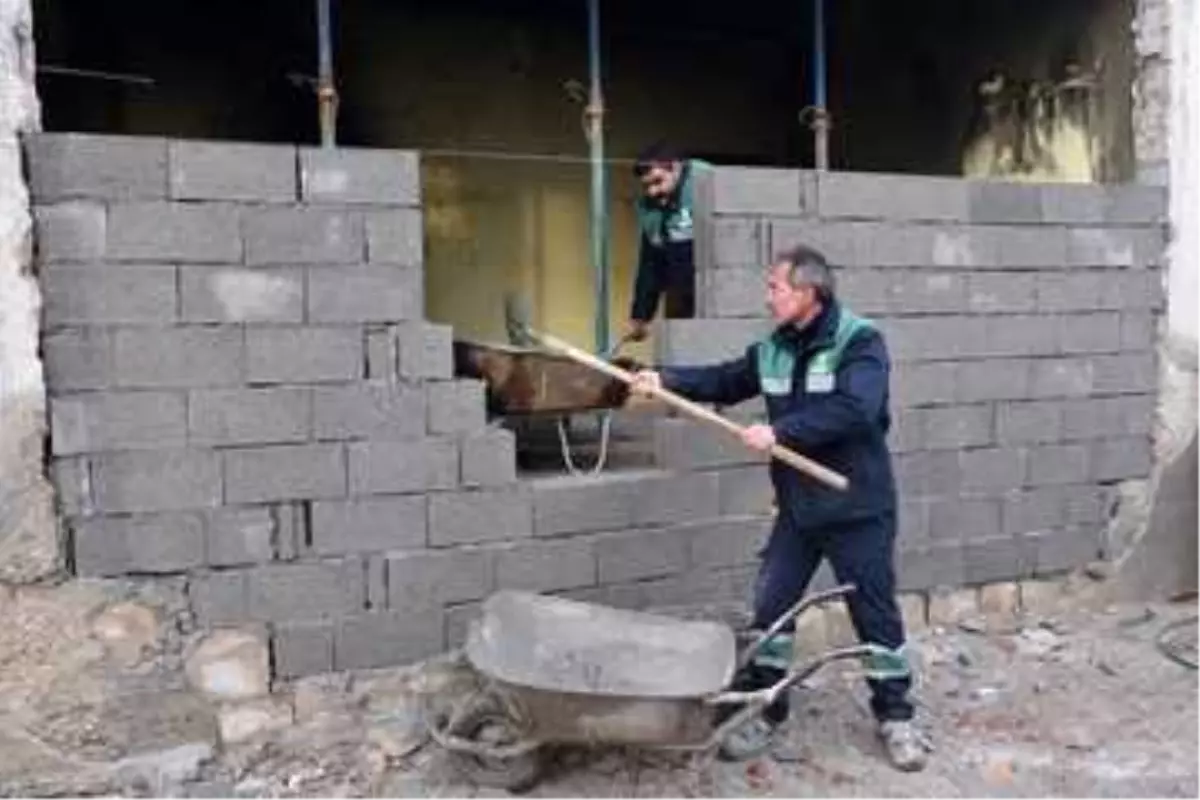 Karatay Belediyesinden evi yanan aileye destek