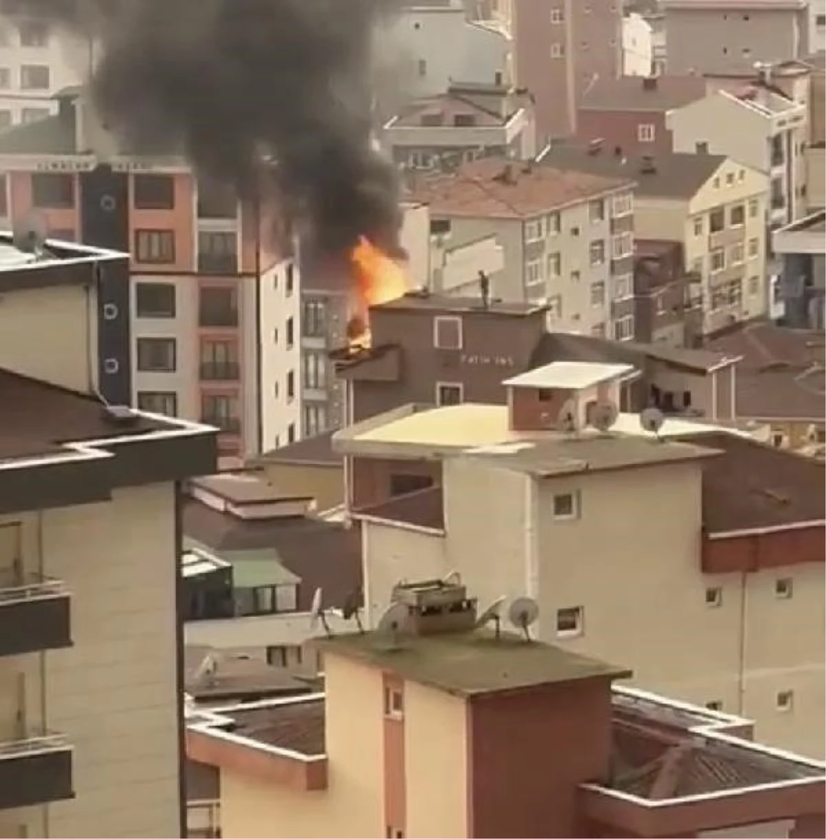 Son dakika haber... Kartal\'da 7 katlı binanın çatısında yangın; işçi çatıdan inmedi